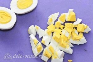 Салат из одуванчиков: Нарезаем яйца