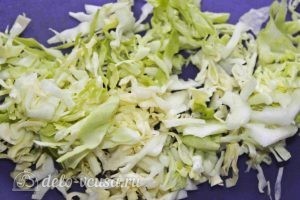 Салат из одуванчиков: Режем капусту