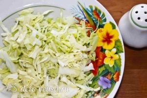 Салат из одуванчиков: Перетираем капусту с солью