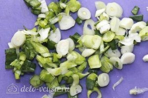 Салат из одуванчиков: Режем зеленый лук