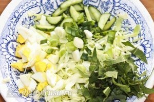 Салат из одуванчиков: Солим продукты в миске