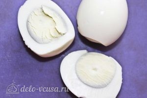 Салат-коктейль: Очищаем яйца