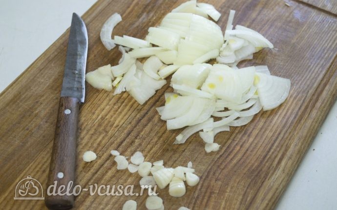 Спагетти с курицей: Нарезаем лук и чеснок