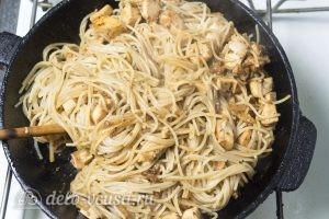 Спагетти с курицей: Добавляем отваренные спагетти