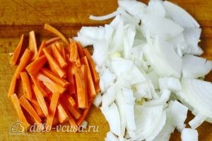 Подлива из куриных желудков: Добавляем лук и морковь