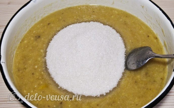 Банановый джем: Добавляем сахар