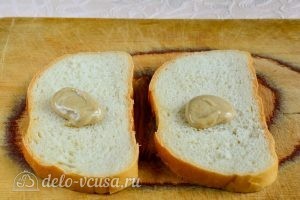 Бутерброды со шпротами: Смазываем хлеб соусом