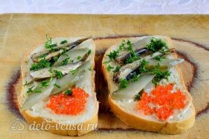 Бутерброды со шпротами: Посыпаем зеленью