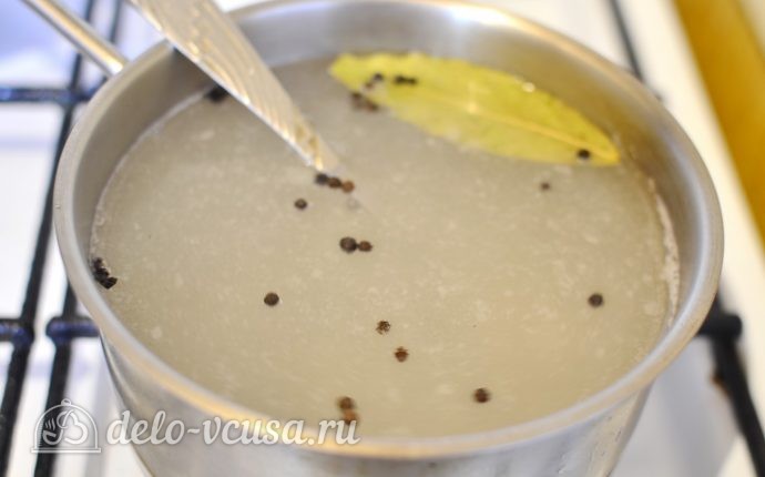 Быстрые малосольные огурцы в банке: Добавляем в воду соль