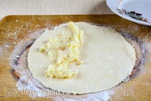 Чуду с картошкой: Выложить начинку на тесто