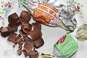 Десерт с блинами: Нарезаем шоколад
