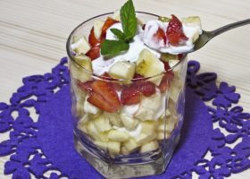Рецепт фруктовый салат с йогуртом, яблоком, бананом и клубникой