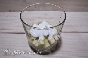 Фруктовый салат с йогуртом, яблоком, бананом и клубникой: фото к шагу 3.