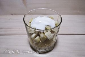 Фруктовый салат с йогуртом, яблоком, бананом и клубникой: фото к шагу 4.