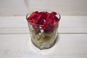Фруктовый салат с йогуртом, яблоком, бананом и клубникой: фото к шагу 5.