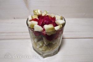 Фруктовый салат с йогуртом, яблоком, бананом и клубникой: фото к шагу 6.