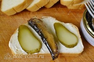Горячие бутерброды со шпротами: Добавляем рыбу