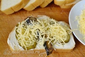 Горячие бутерброды со шпротами: Посыпаем сыром