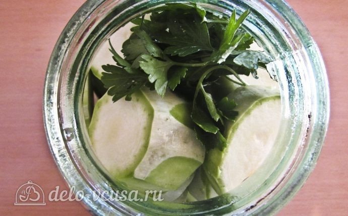 Маринованные кабачки на зиму: Добавляем петрушку