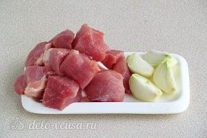 Тушеная капуста с овощами и мясом: Разрезать мясо и лук