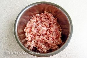 Тушеная капуста с овощами и мясом: Пропустить мясо и лук через мясорубку