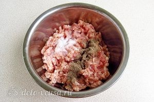 Тушеная капуста с овощами и мясом: Добавить перец и соль