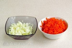 Тушеная капуста с овощами и мясом: Измельчить лук и морковь