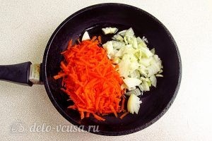 Тушеная капуста с овощами и мясом: Выложить лук и морковь на сковороду