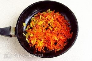 Тушеная капуста с овощами и мясом: Обжарить лук и морковь