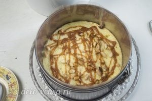 Карамельный чизкейк без выпечки: Кладем слой орехов и карамели