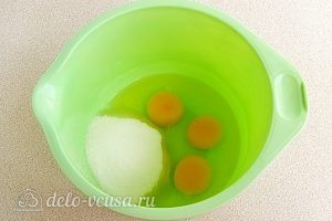 Апельсиновые кексы: Соединяем сахар и яйца