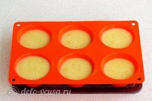 Апельсиновые кексы: Помещаем тесто в формы