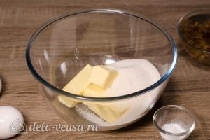 Кексы с изюмом: Соединить сахар с маслом