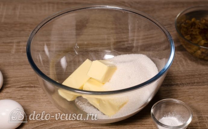 Кексы с изюмом: Соединить сахар с маслом
