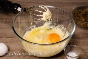 Кексы с изюмом: Добавить яйцо
