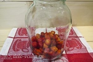 Клубничный компот на зиму: Положить ягоды в банку