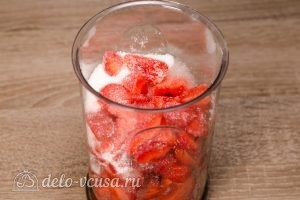 Клубничный сорбет: Кладем ягоды в емкость