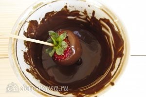 Клубника в шоколаде: Распределяем шоколад по клубнике