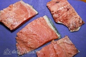 Запеченная красная рыба с овощами: Разрезаем рыбу на куски