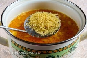 Куриный суп с вермишелью и картошкой: Добавляем вермишель