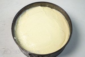 Миндальный чизкейк: Выливаем сырную массу на пропеченную основу