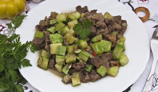 Жареное мясо с кабачками