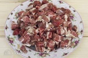 Жареное мясо с кабачками: Нарезаем свинину