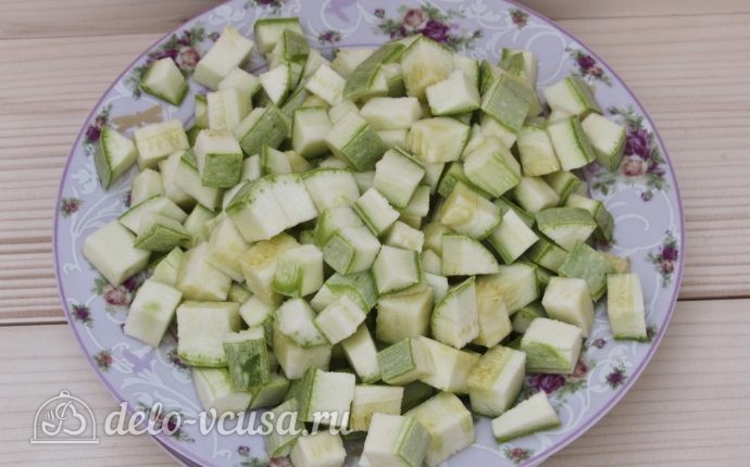 Жареное мясо с кабачками: Нарезаем кабачки