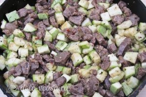 Жареное мясо с кабачками: Тушим до готовности мяса