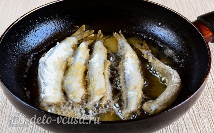 Жареная мойва: Выложить рыбу на сковороду