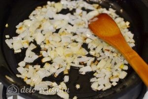 Начинка для пирожков с капустой и яйцом: Пассеруем лук