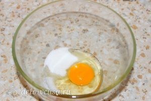 Оладьи на йогурте: Соединить яйцо, сахар и соль