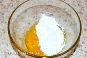 Оладьи на йогурте: Добавить муку с содой