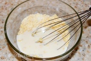 Оладьи на йогурте: Влить йогурт